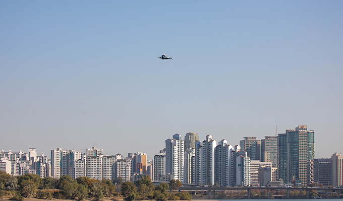 1605254399967157.jpg 亿航216在首尔市市中心汝矣岛上空完成韩国首飞-1.JPG